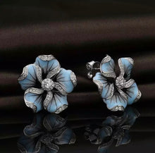 Load image into Gallery viewer, Sapphire Flower Earring
